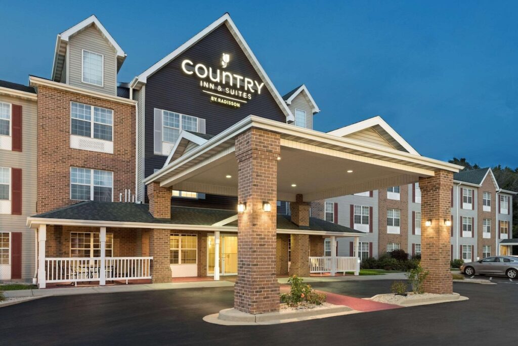 Country Inn & Suites by Radisson, Milwaukee Airport, WI - Image 2