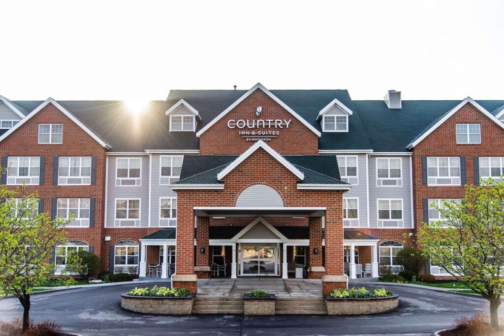 Country Inn & Suites by Radisson, Milwaukee West (Brookfield), WI - Image 2