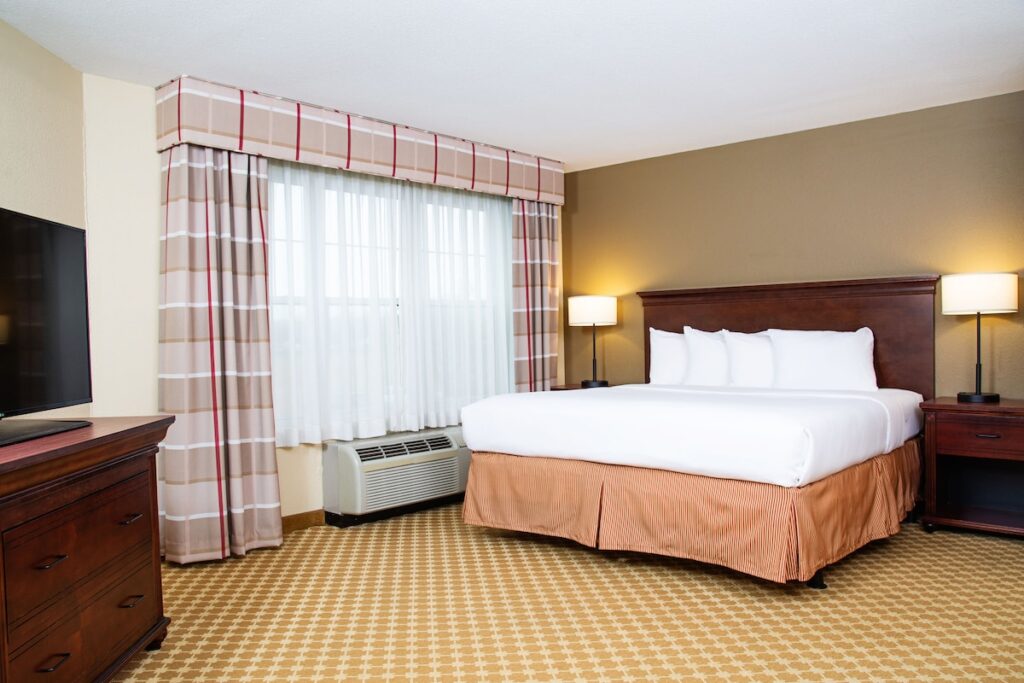 Country Inn & Suites by Radisson, Milwaukee West (Brookfield), WI - Image 4