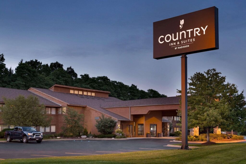 Country Inn & Suites by Radisson, Mishawaka, IN - Image 2