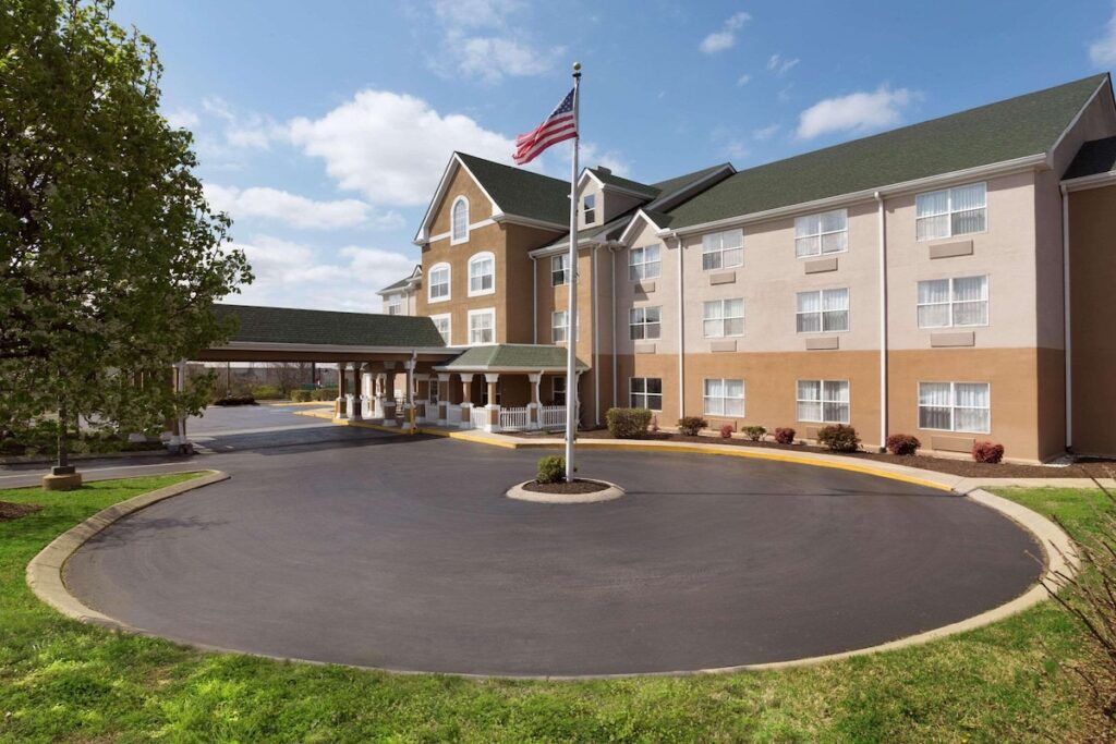 Country Inn & Suites by Radisson, Nashville, TN - Image 2