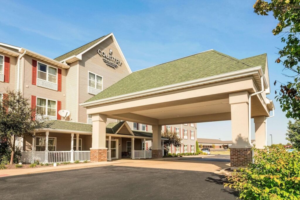 Country Inn & Suites by Radisson, Peoria North, IL - Image 4