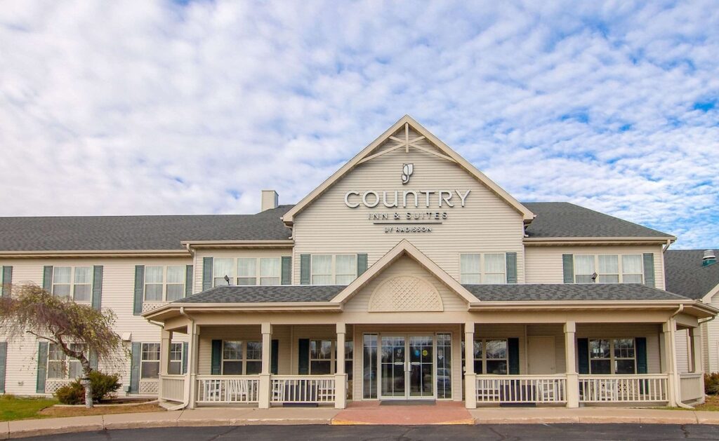 Country Inn & Suites by Radisson, Stockton, IL - Image 2