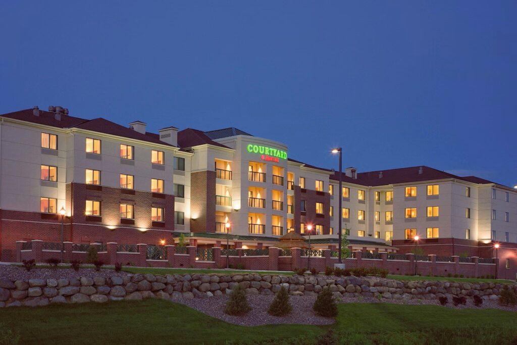Courtyard by Marriott Madison East - Image 2