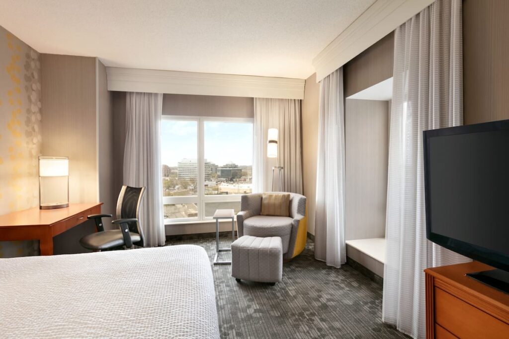 Courtyard by Marriott Tysons McLean - Image 4