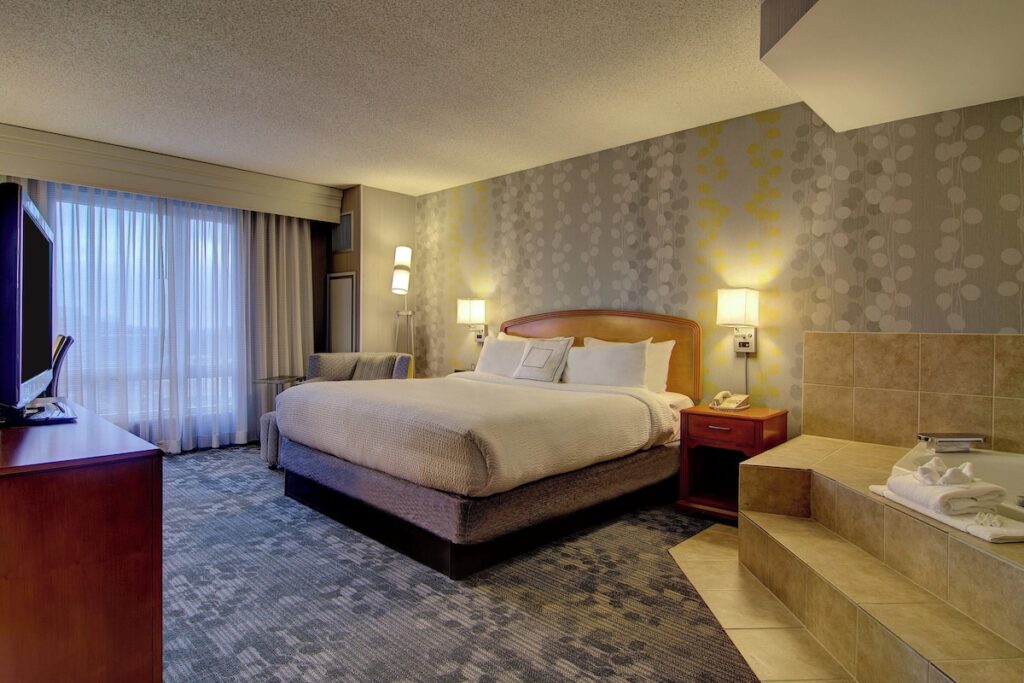 Courtyard by Marriott Tysons McLean - Image 1