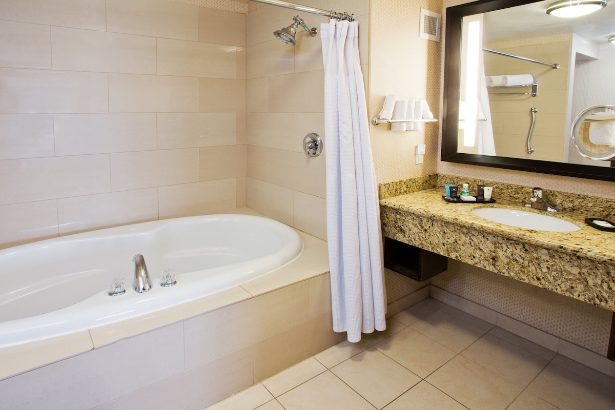 Crowne Plaza Anchorage Midtown 2