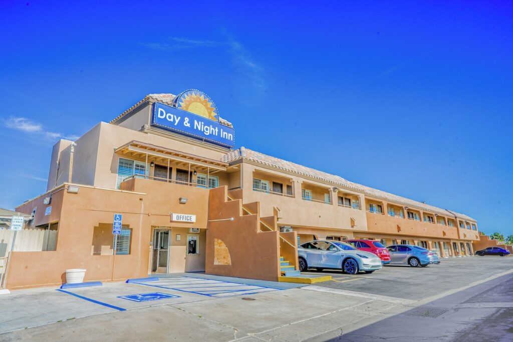 Day & Night Inn - Image 5