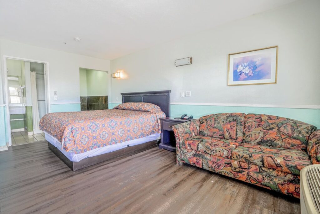 Day & Night Inn - Image 4