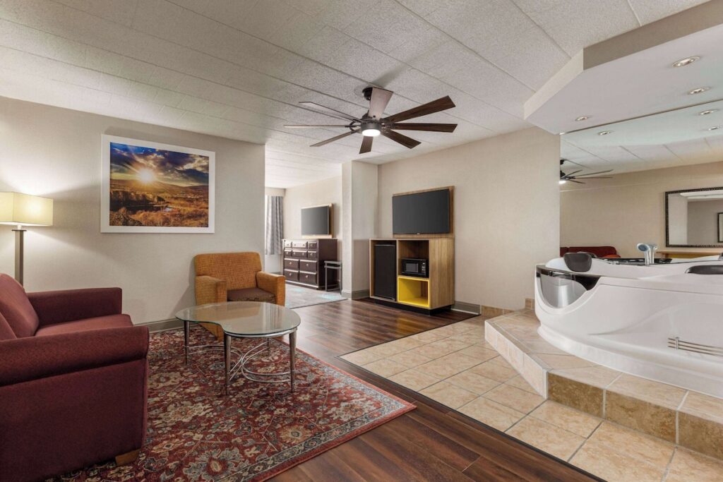 Days Hotel by Wyndham Allentown Airport / Lehigh Valley - Image 2