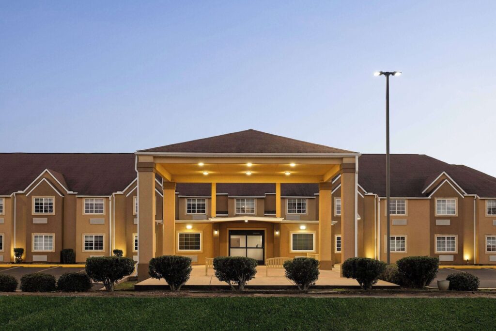 Days Inn By Wyndham Jackson Downtown - Image 4