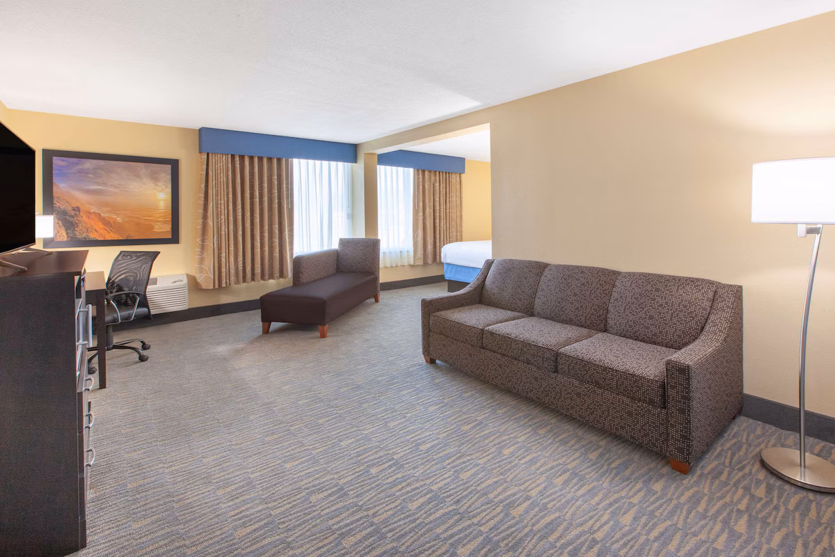 Days Inn & Suites Grand Rapids Near Downtown - Image 3