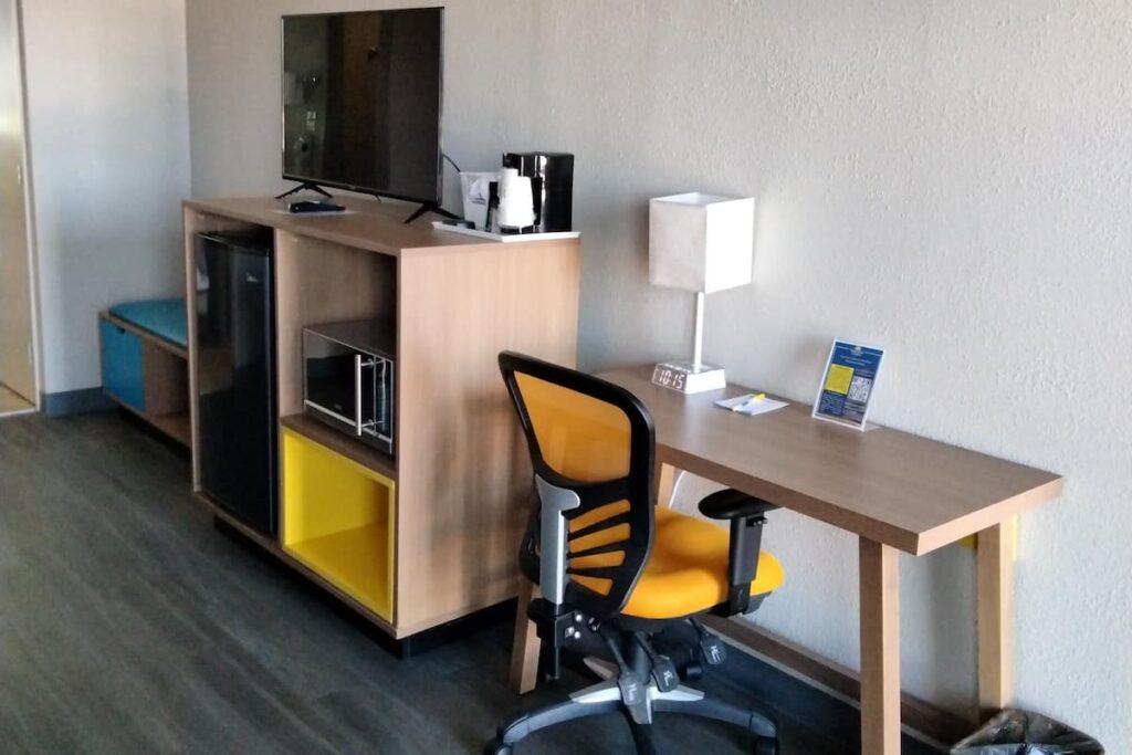 Days Inn & Suites by Wyndham Albuquerque North - Image 4