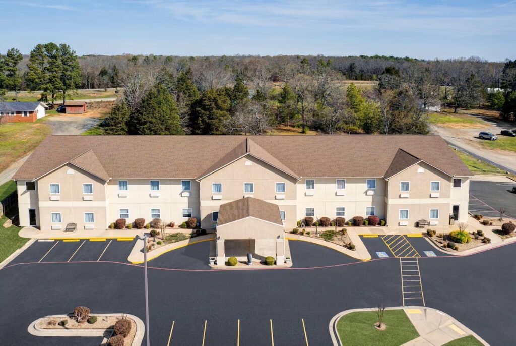Days Inn & Suites by Wyndham Cabot - Image 3