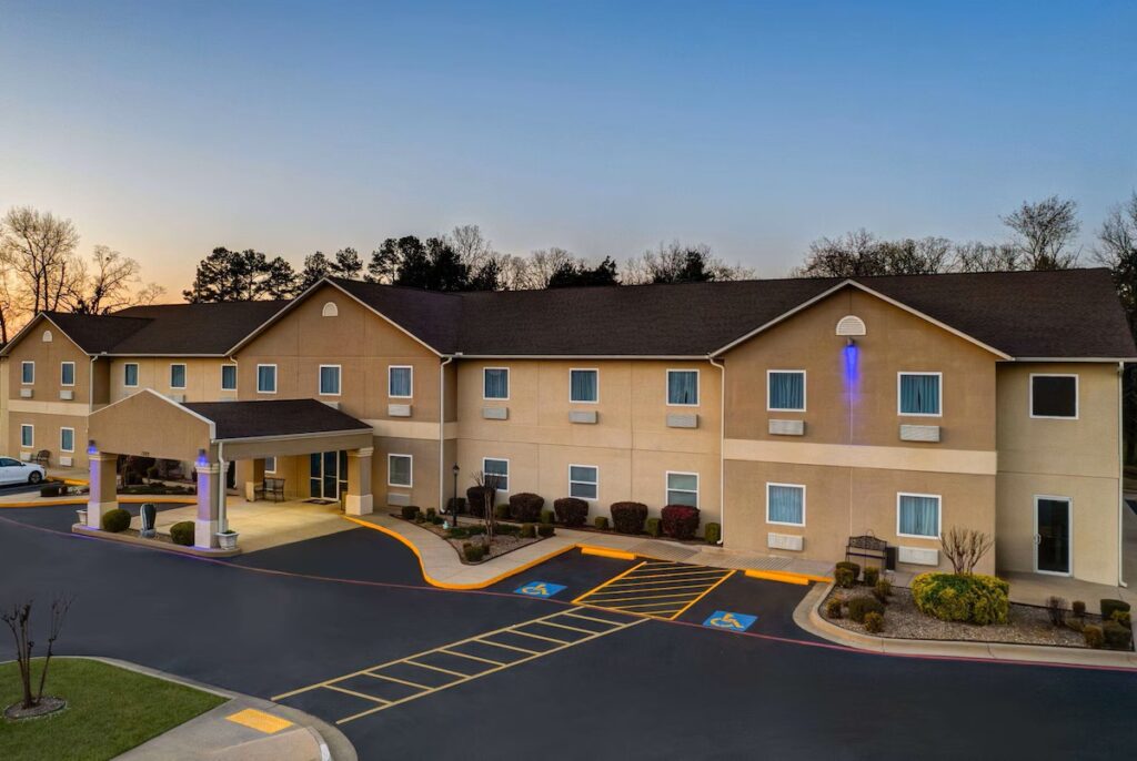 Days Inn & Suites by Wyndham Cabot - Image 4