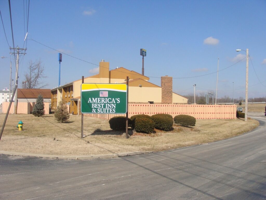 Days Inn & Suites by Wyndham Caseyville - Image 2