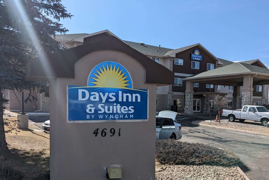 Days Inn & Suites by Wyndham Castle Rock - Image 5