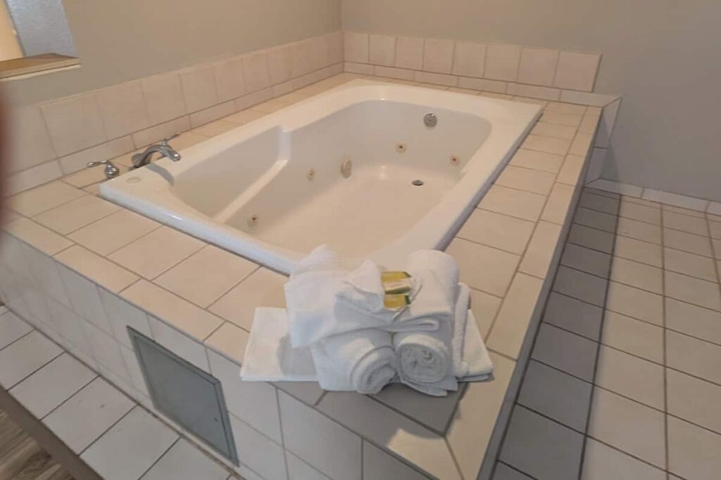 Days Inn & Suites by Wyndham Castle Rock - Image 2