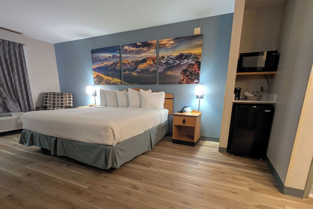 Days Inn & Suites by Wyndham Castle Rock - Image 4