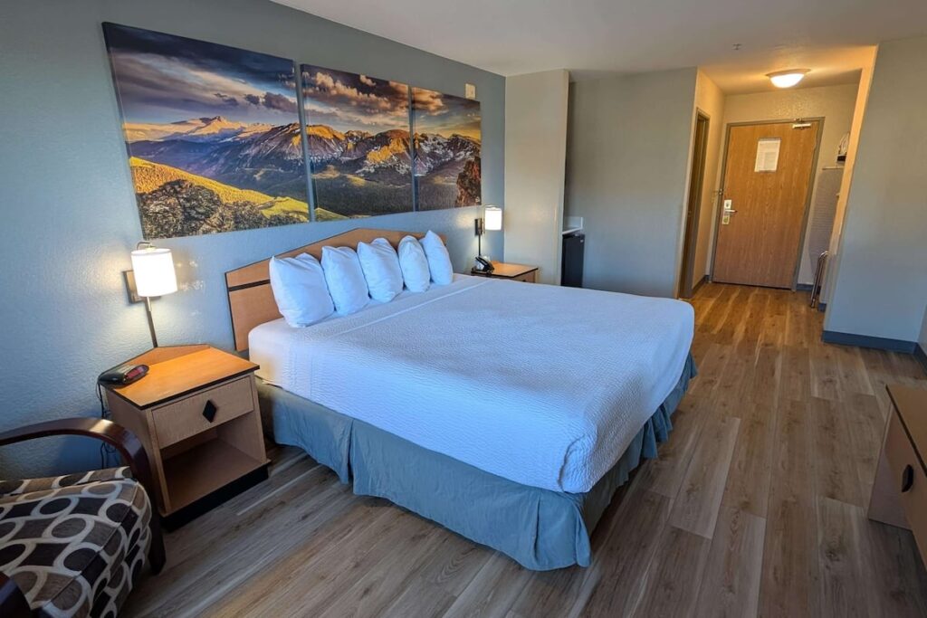 Days Inn & Suites by Wyndham Castle Rock - Image 3