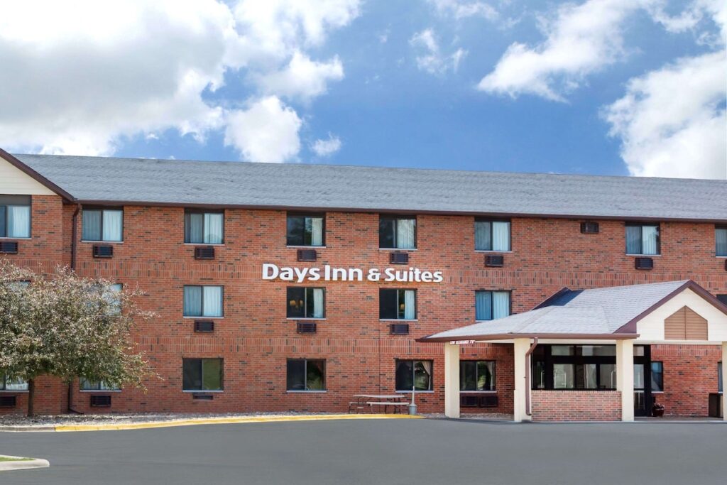 Days Inn & Suites by Wyndham Des Moines Airport - Image 2