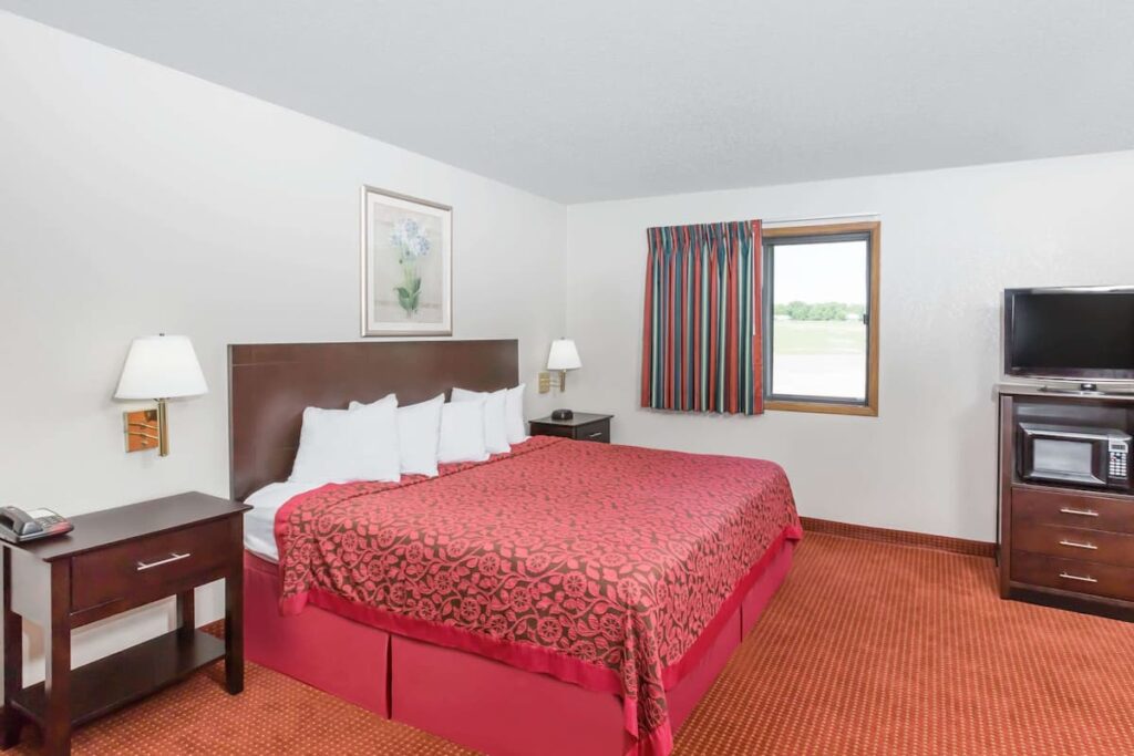 Days Inn & Suites by Wyndham Des Moines Airport - Image 3