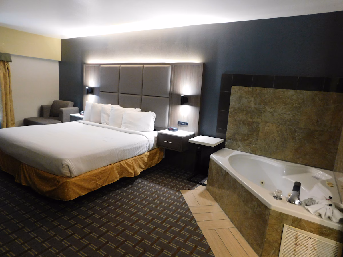 Days Inn & Suites by Wyndham Downtown Gatlinburg Parkway - Image 3