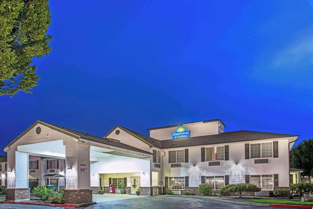 Days Inn & Suites by Wyndham Gresham - Image 5