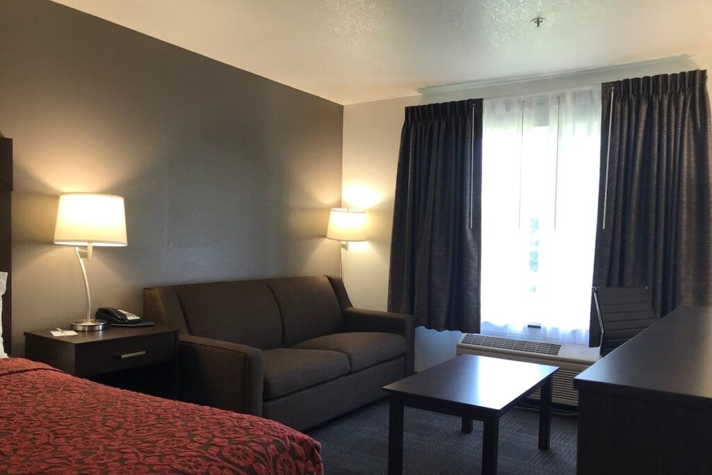 Days Inn & Suites by Wyndham Gresham - Image 4