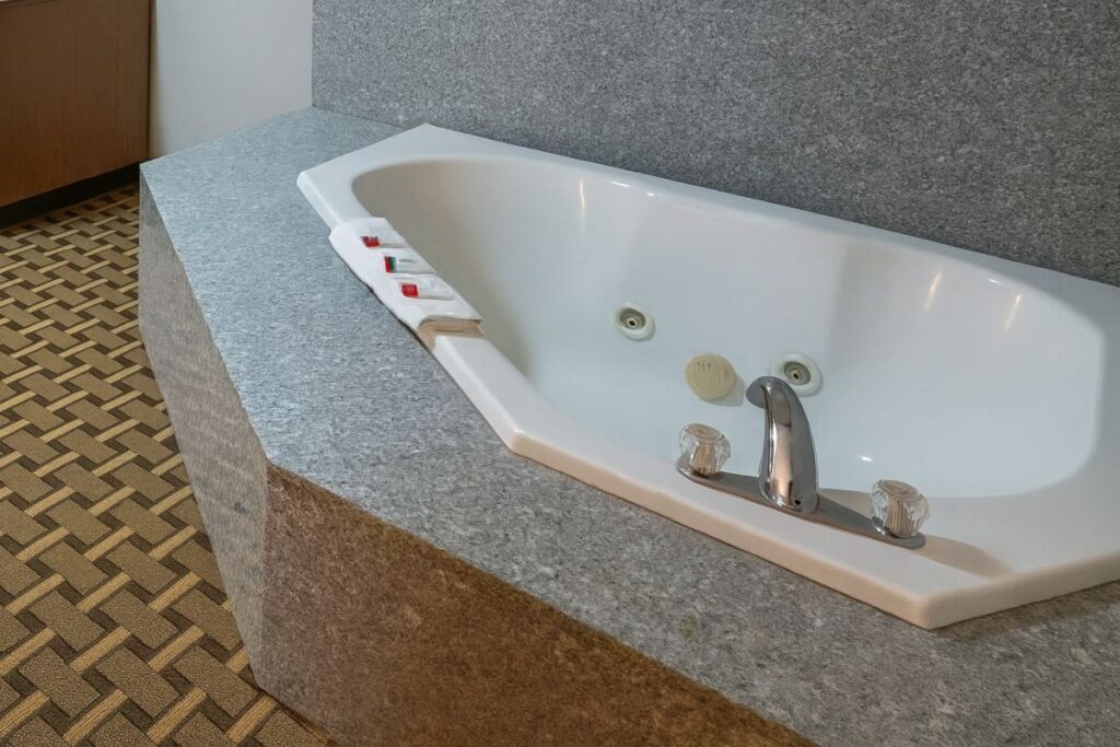 Days Inn & Suites by Wyndham Huntsville - Image 1