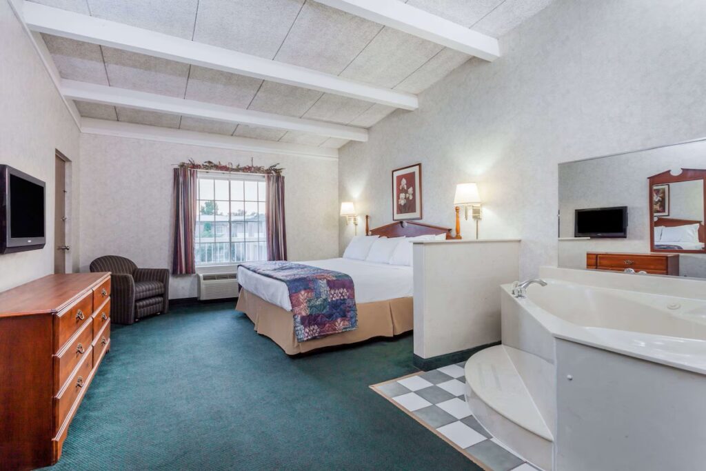 Days Inn & Suites by Wyndham Lexington - Image 1