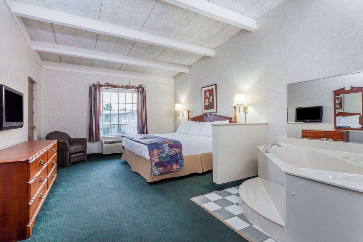 Days Inn Suites by Wyndham Lexington private hot tub