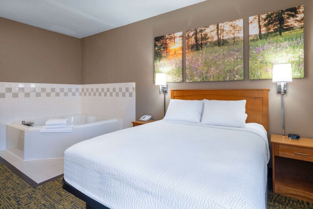 Days Inn & Suites by Wyndham Madison - Image 1