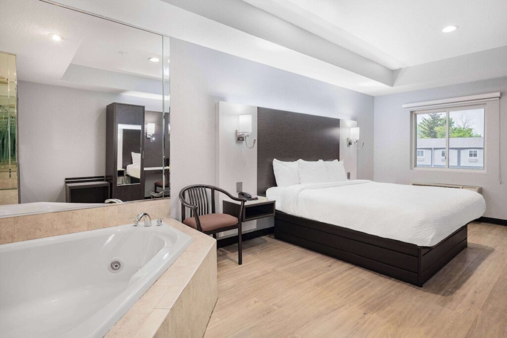 Days Inn & Suites by Wyndham Niagara Falls/Buffalo - Image 3