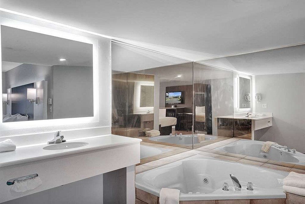 Days Inn & Suites by Wyndham Niagara Falls/Buffalo