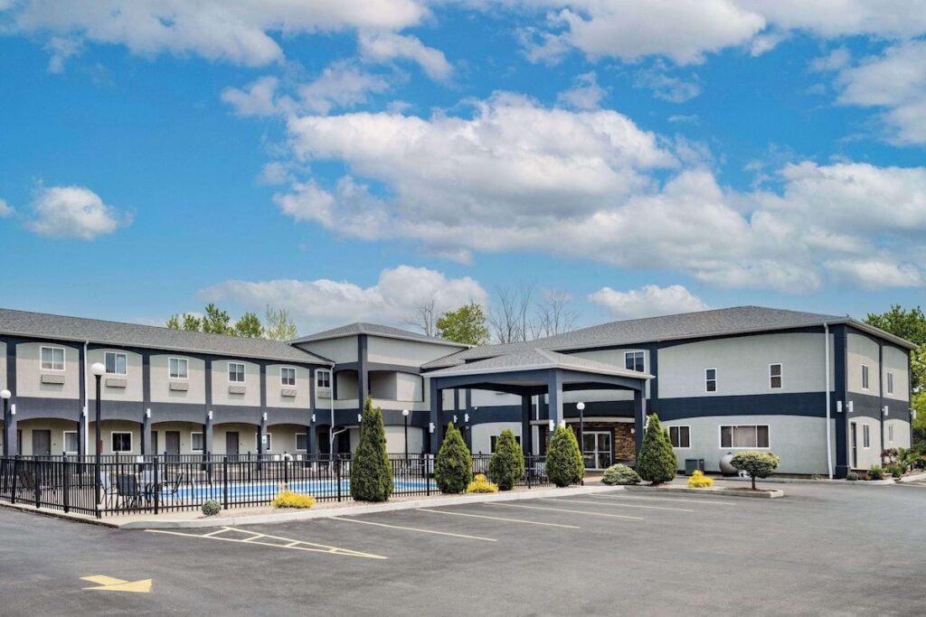 Days Inn & Suites by Wyndham Niagara Falls/Buffalo - Image 2