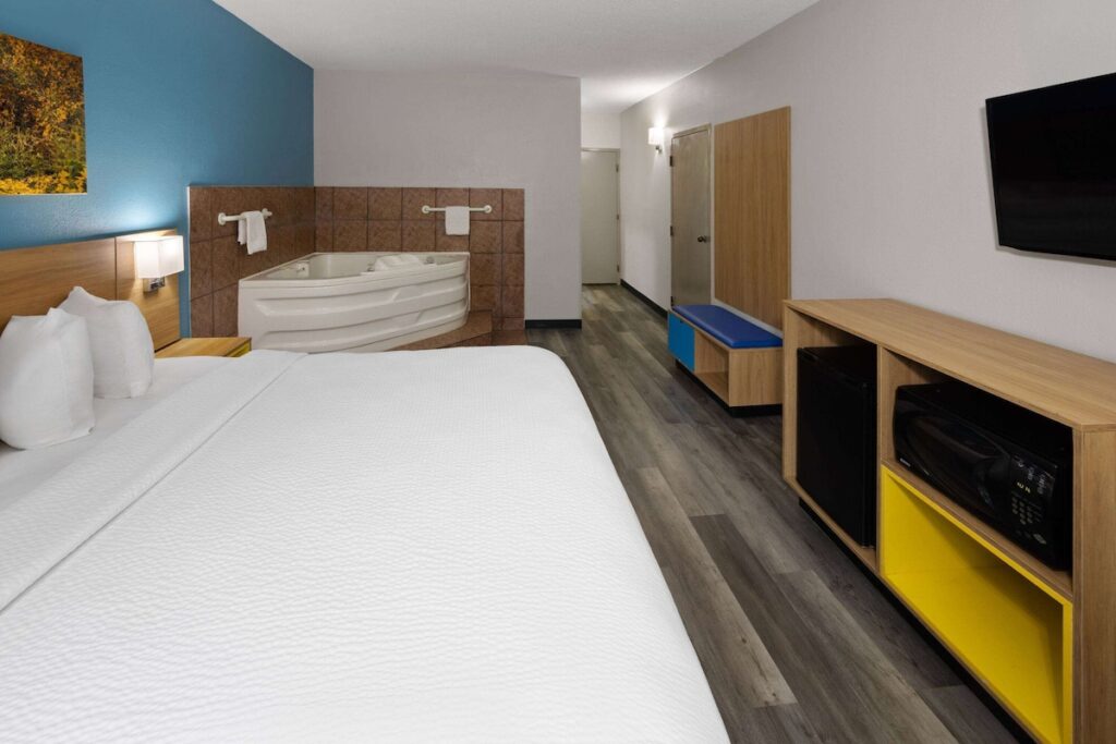 Days Inn & Suites by Wyndham Northwest Indianapolis - Image 3