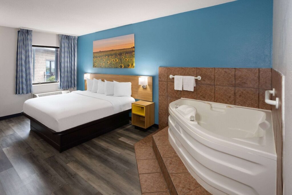 Days Inn & Suites by Wyndham Northwest Indianapolis - Image 2