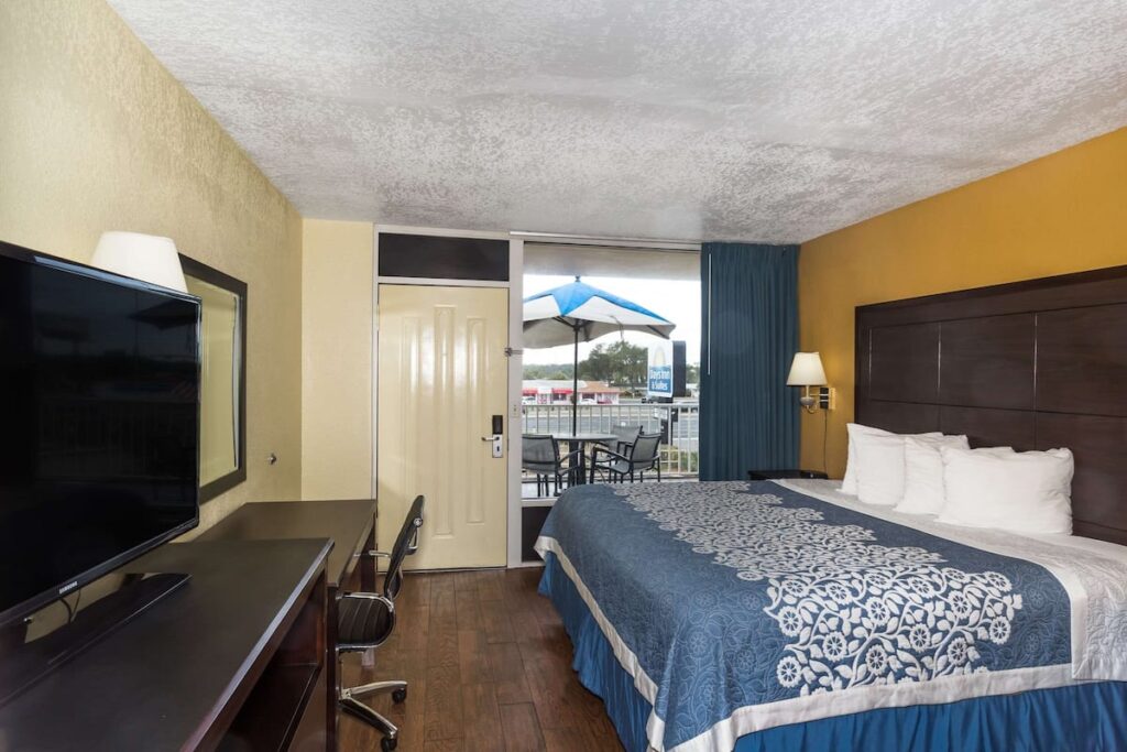 Days Inn & Suites by Wyndham Port Richey - Image 1
