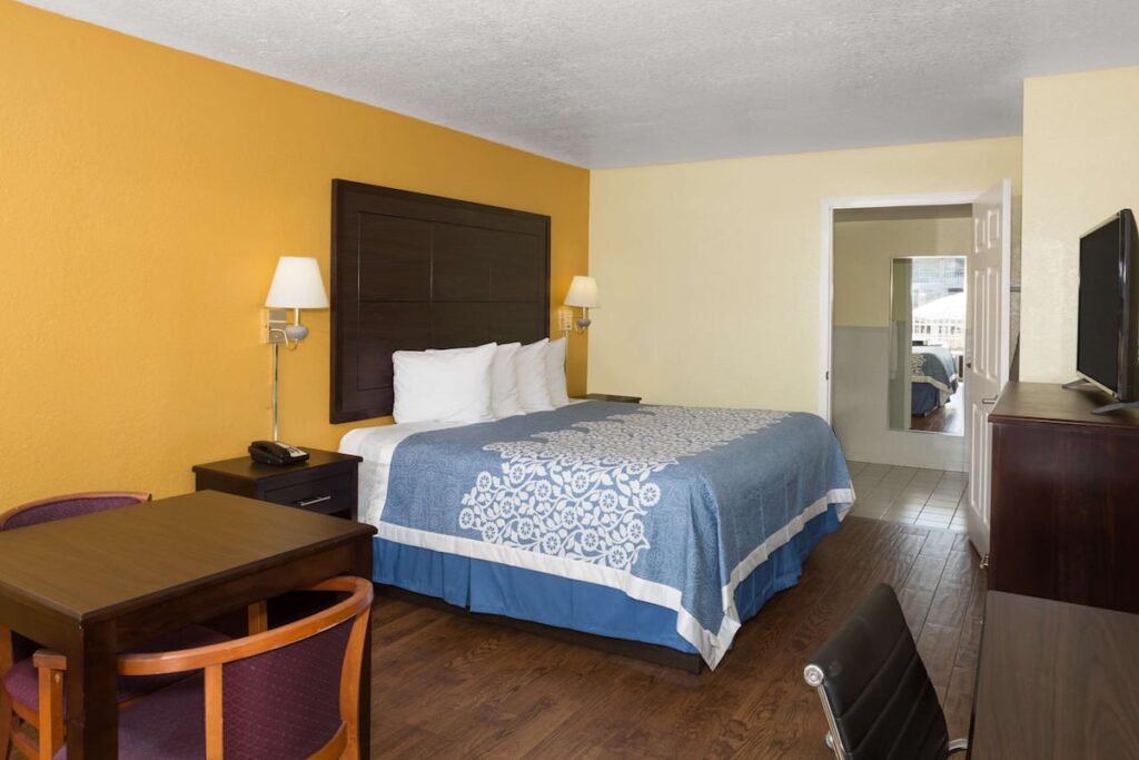 Days Inn & Suites by Wyndham Port Richey - Image 4