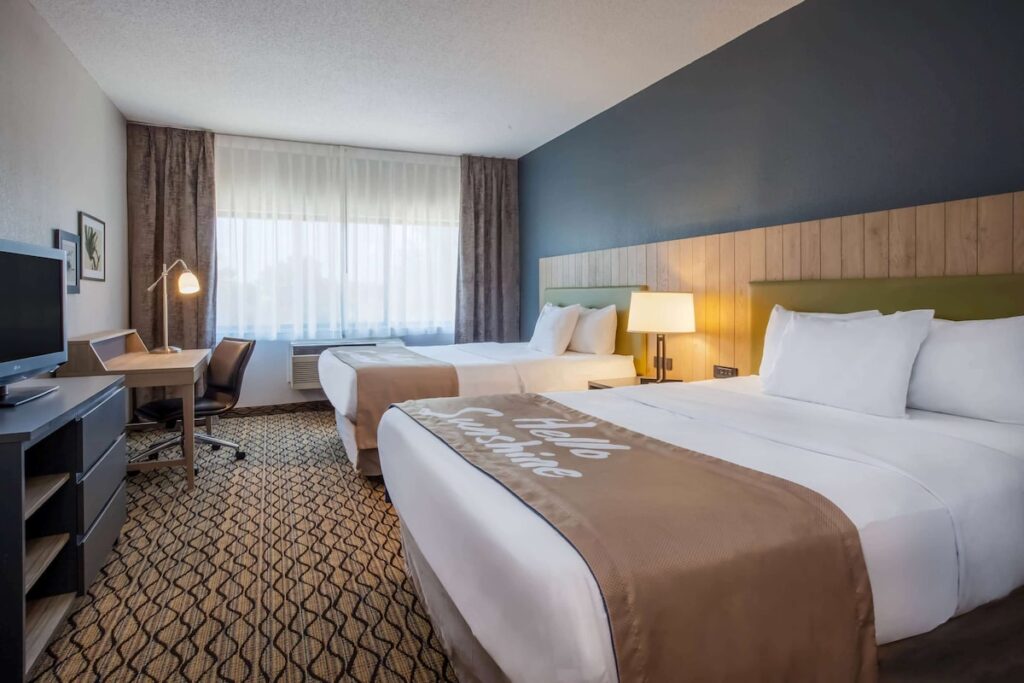 Days Inn & Suites by Wyndham Rochester Hills MI - Image 3