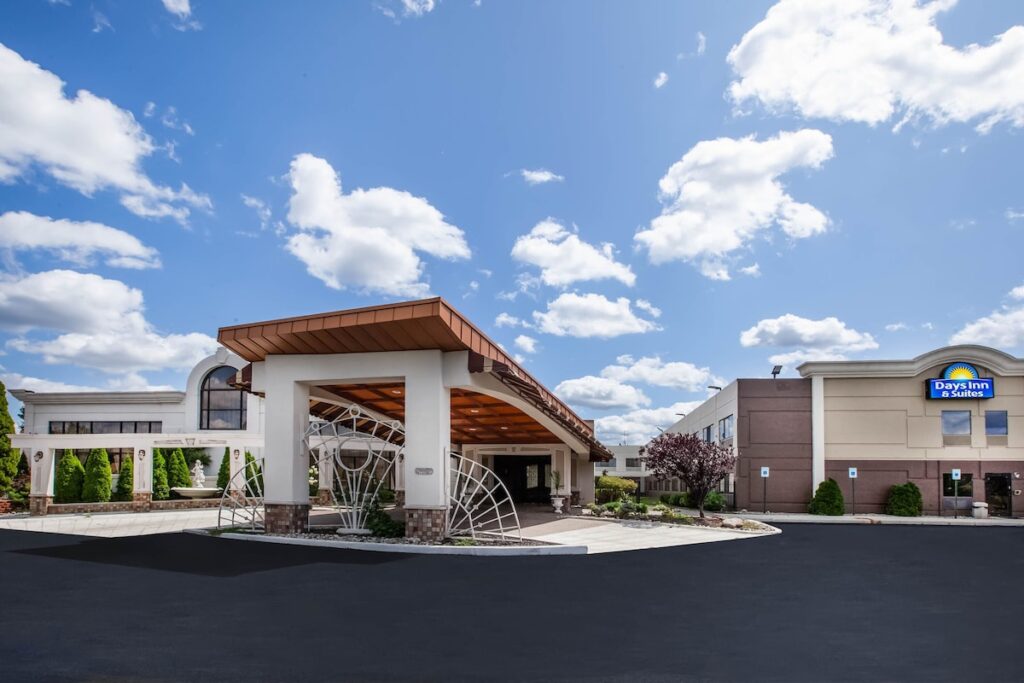 Days Inn & Suites by Wyndham Rochester Hills MI - Image 2