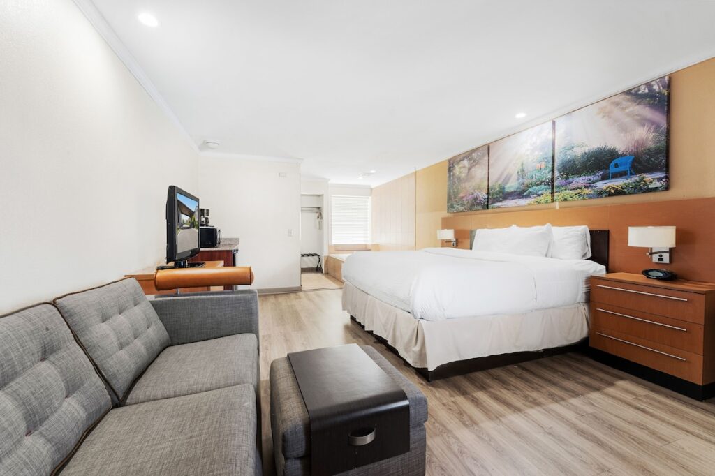 Days Inn & Suites by Wyndham Roseville/Detroit Area - Image 4