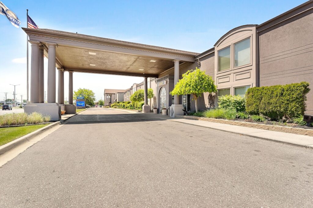Days Inn & Suites by Wyndham Roseville/Detroit Area - Image 2