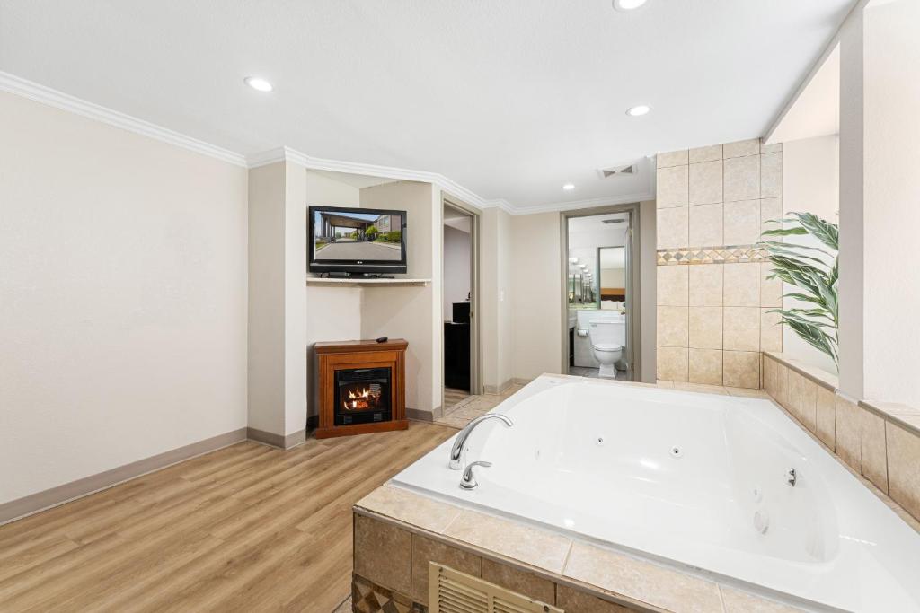 Days Inn & Suites by Wyndham Roseville/Detroit Area - Image 1