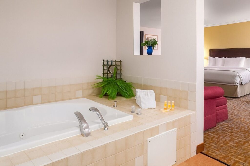 Days Inn & Suites by Wyndham Spokane Airport Airway Heights - Image 1