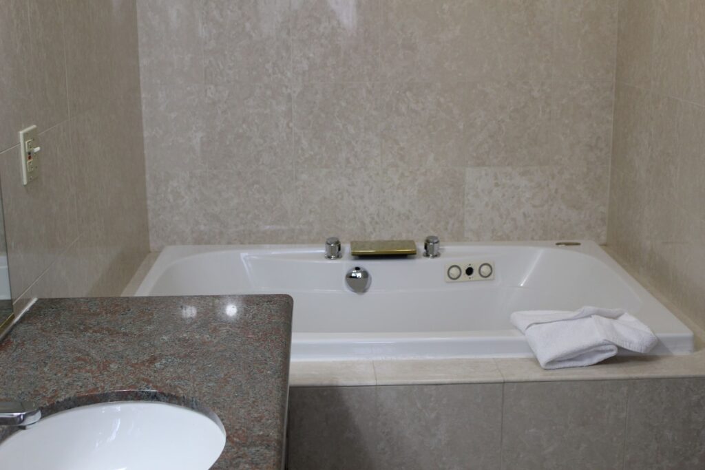 Days Inn & Suites by Wyndham Sunnyvale - Image 2