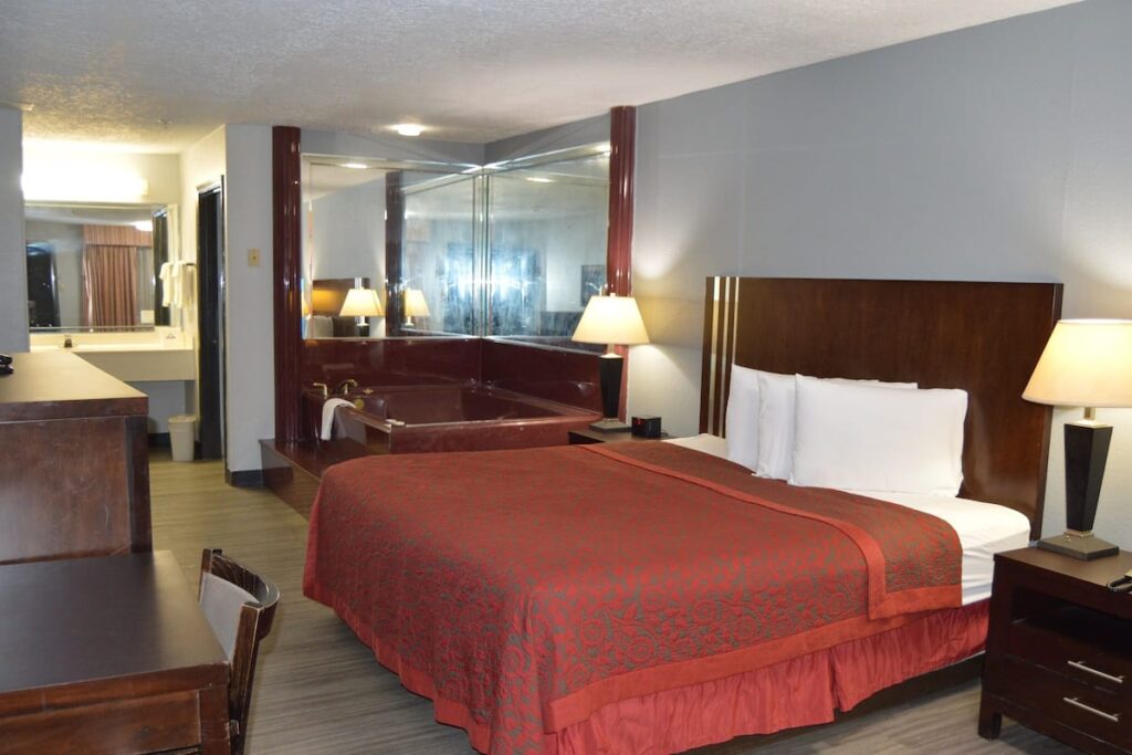 Days Inn & Suites by Wyndham Winnie - Image 2