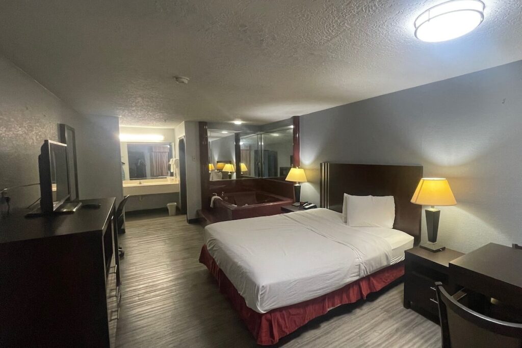 Days Inn & Suites by Wyndham Winnie - Image 3