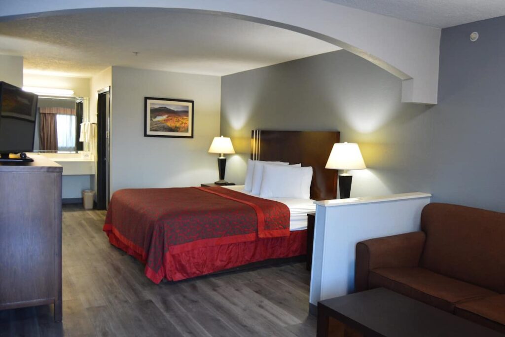 Days Inn & Suites by Wyndham Winnie - Image 4